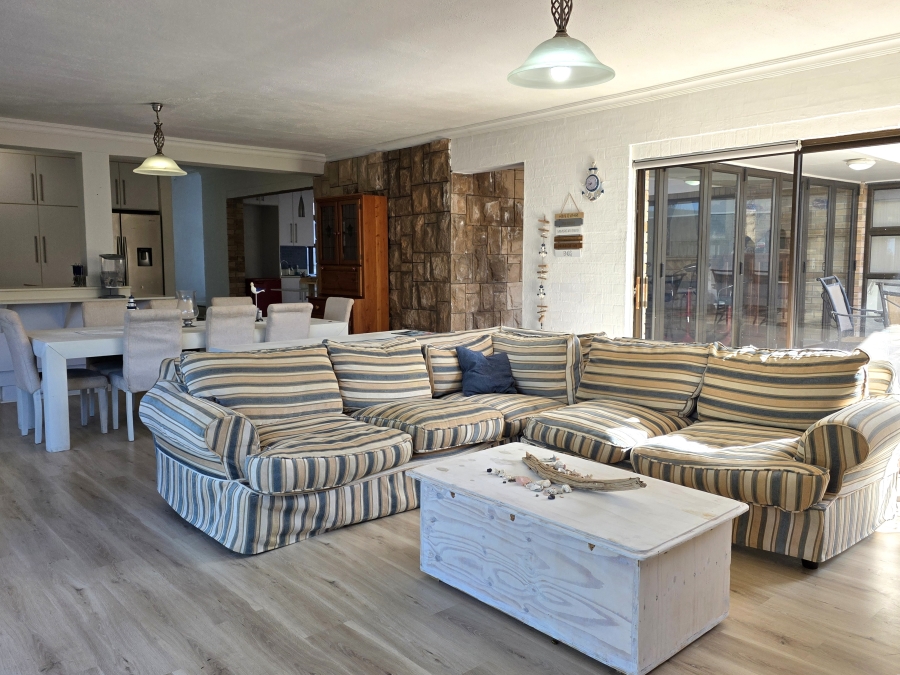 5 Bedroom Property for Sale in Wavecrest Eastern Cape